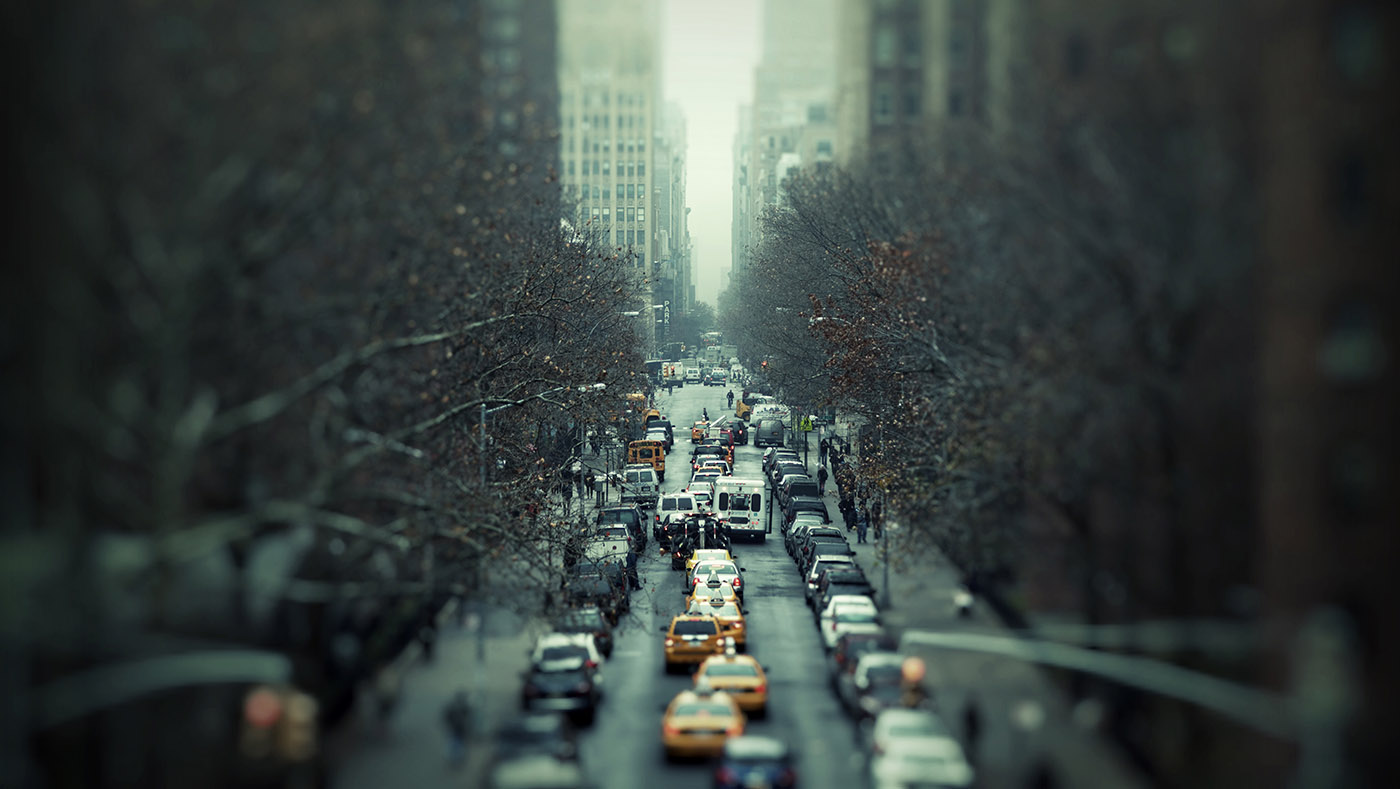 Foto de las calles de una ciudad en un día frío