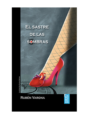 Parte inferior de una pierna de mujer con un zapato rojo