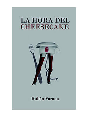 Una taza con piernas al lado de un tenedor